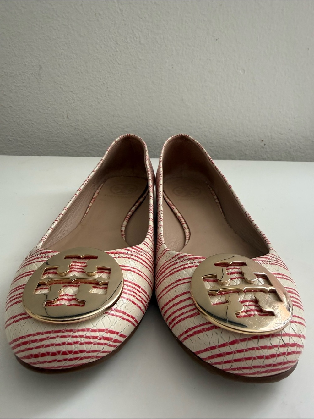 Tory Burch Reva size 7.5 Cream & Pink Striped Logo Ballet Flats - Picture 2 of 6